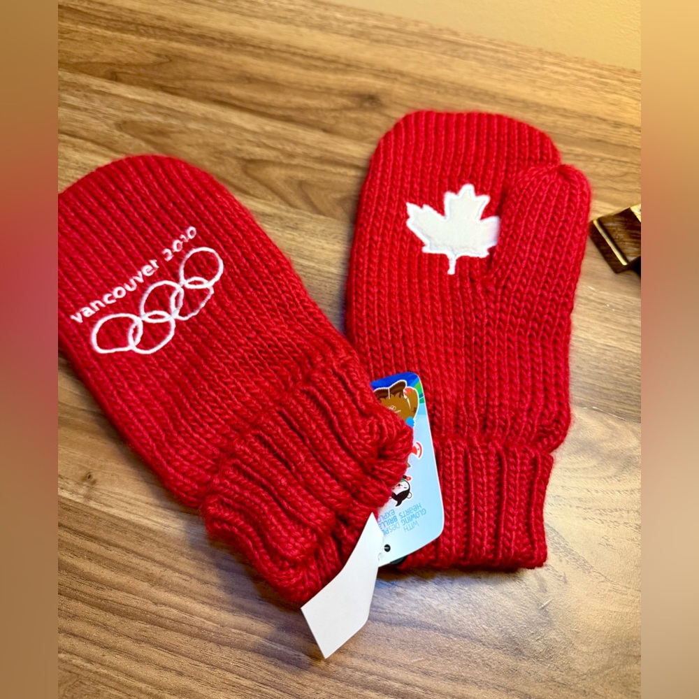 Hudson's Bay LG/XL Red Vancouver 2010 Olympic Mittens
